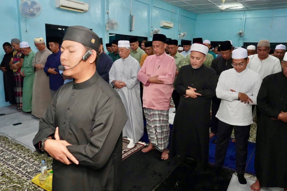 KDPB Sultan Pahang Berkenan Berangkat Menunaikan Solat Sunat Tarawih di Masjid Jamek Kg TekekTioman