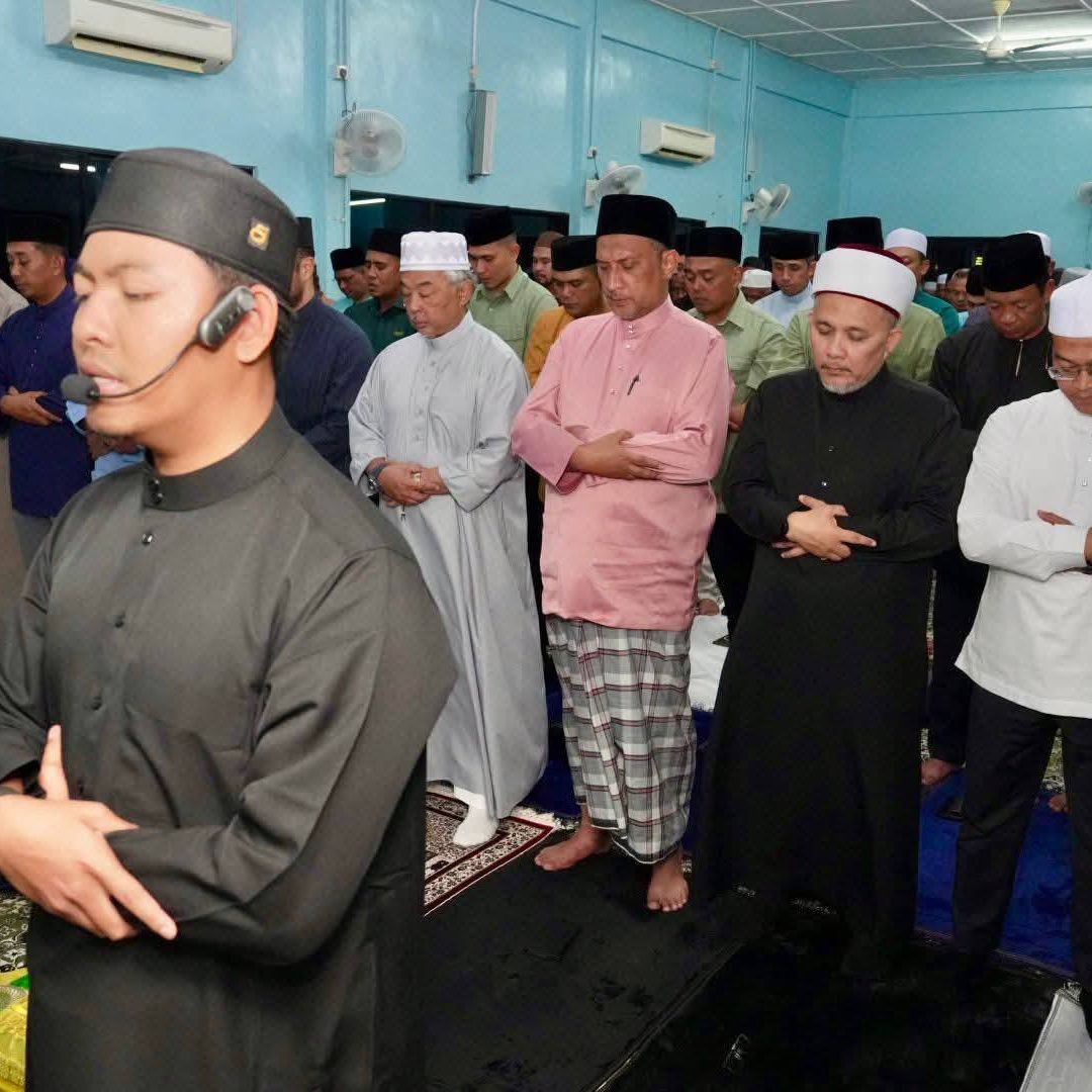 KDPB Sultan Pahang Berkenan Berangkat Menunaikan Solat Sunat Tarawih di Masjid Jamek Kg TekekTioman